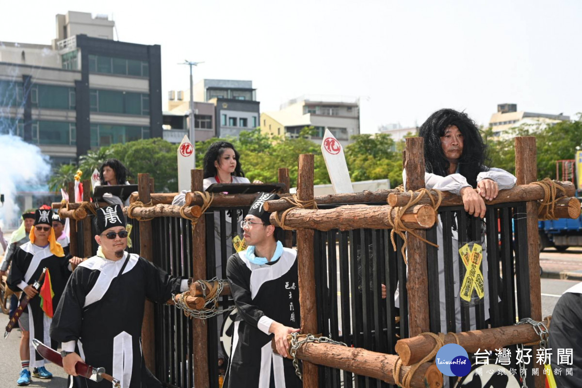 遶境隊伍中安排有官轎、劊子手、捕快、囚車、囚犯等遊街演示/陳致愷翻攝