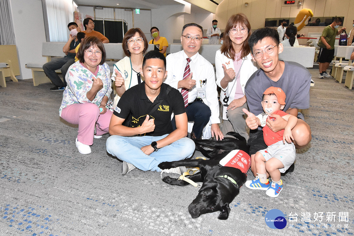 台灣導盲犬協會狗天使，受邀和早產兒家庭遊戲互動，陪伴小腳ㄚ們同歡共樂。圖／彰基醫院提供