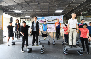 彰化啟動健康校園體適能，千位教職員工健康GO，縣長王惠美與貴賓率先體適能檢測。圖／記者鄧富珍攝