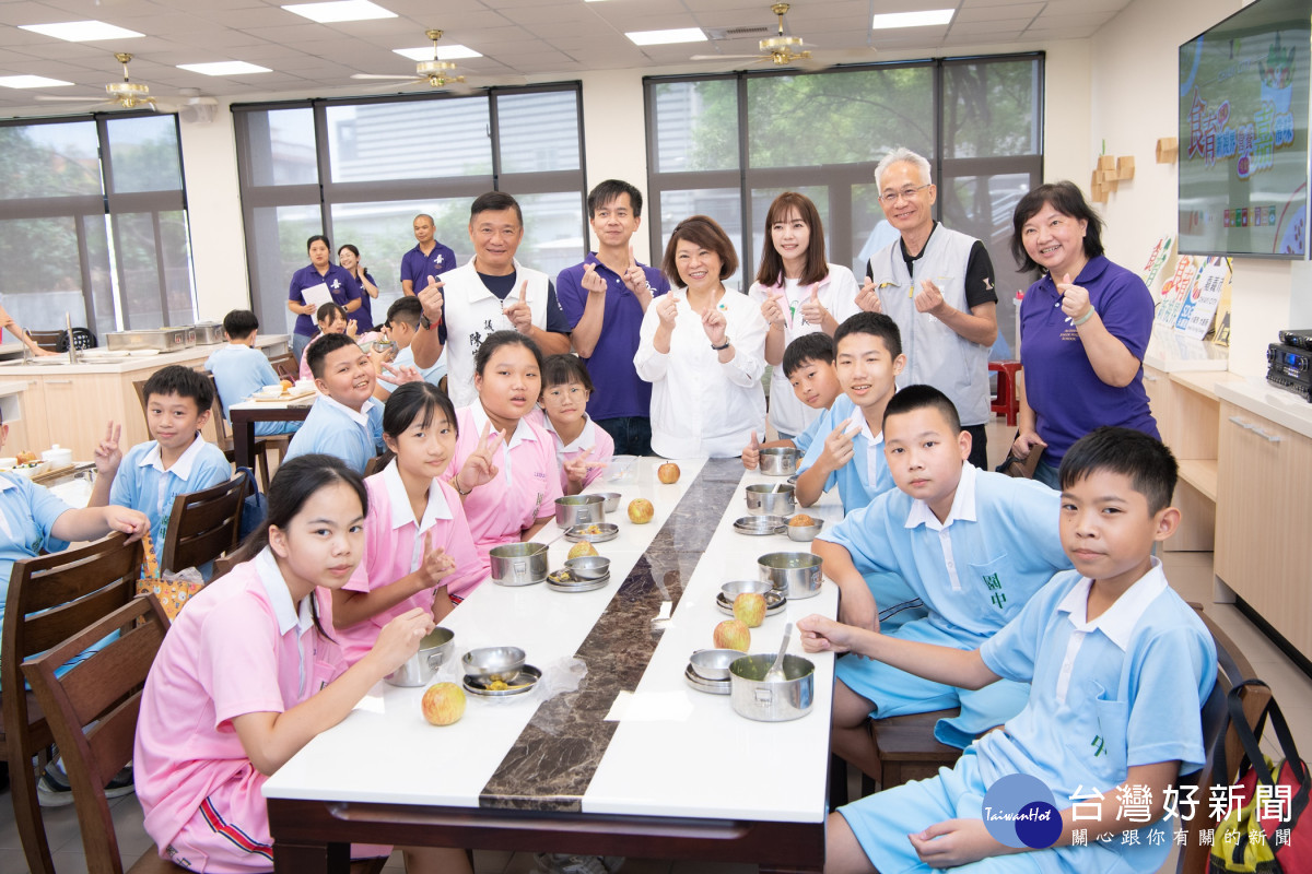 嘉義市長黃敏惠前往北園國中與學生共進午餐，並聆聽食育組長說菜與分享獲得午星獎的心得感言／嘉義市府提供