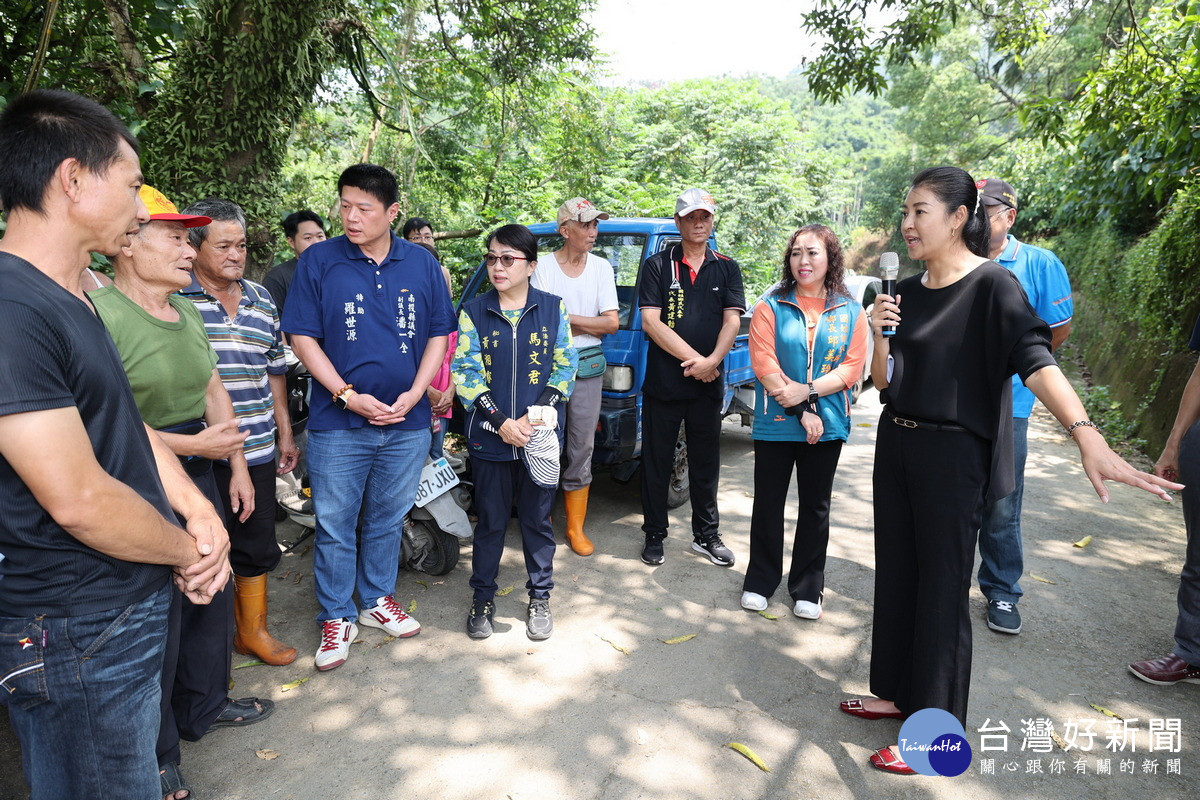 許縣長視察國姓鄉北港村、南港村、福龜村、長豐村、石門村等年久失修的產業道路。（圖/南投縣府提供）