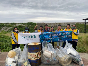 攜手在地業者及學校團體　臺東縣府推動「海灘認養」守護離島海岸