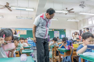 張市長視察免費營養午餐辦理情形。