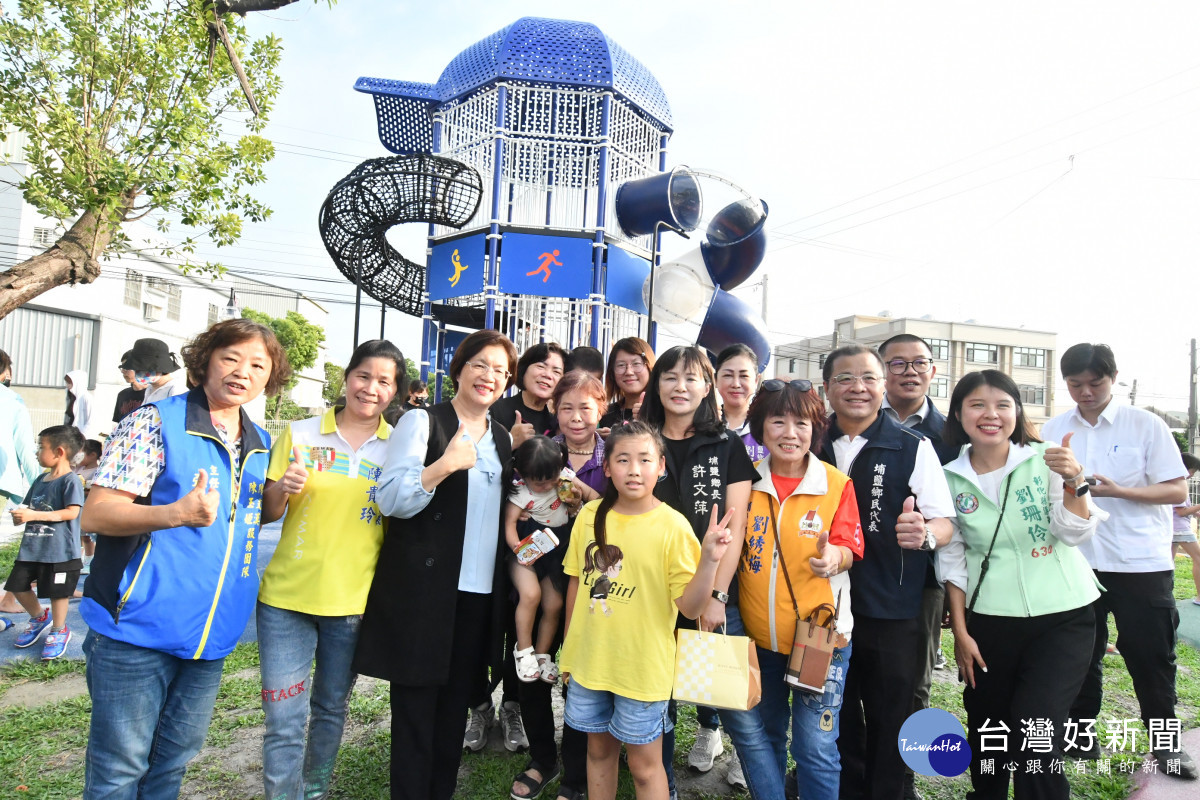 埔南公園「溜滑梯」戴上埔鹽順澤宮冠軍帽。圖／記者鄧富珍翻攝