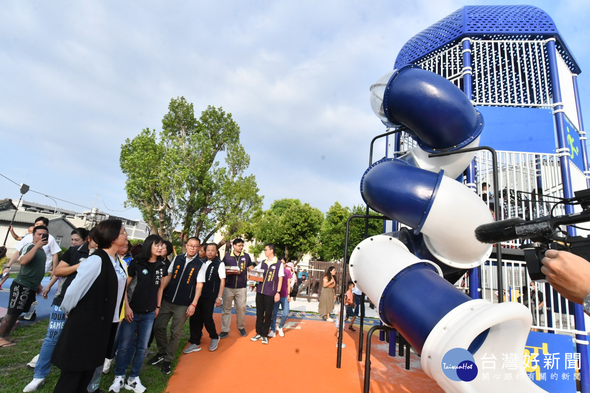 埔南公園「溜滑梯」戴上埔鹽順澤宮冠軍帽。圖／記者鄧富珍翻攝