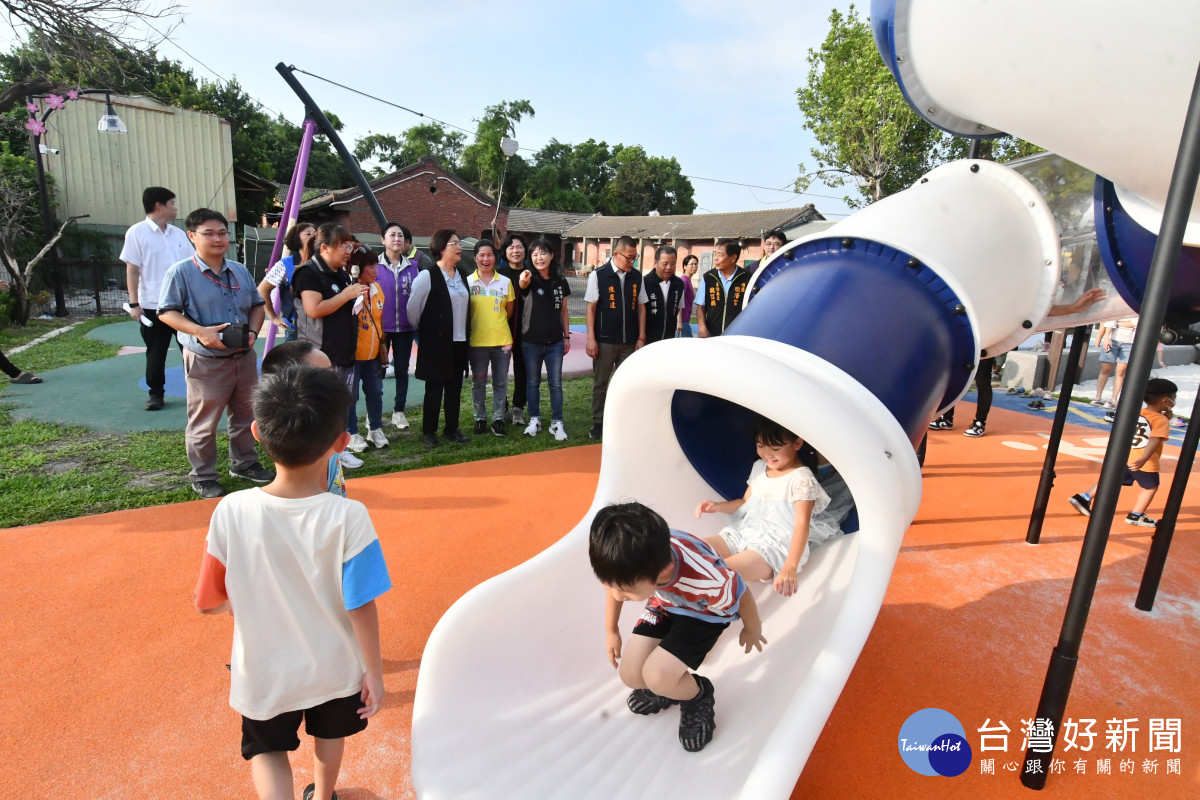 埔南公園「溜滑梯」戴上埔鹽順澤宮冠軍帽。圖／記者鄧富珍翻攝