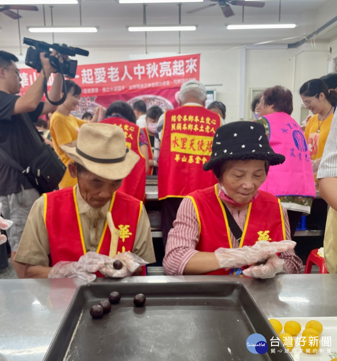 華山老寶貝進行包餡、塑形、完成月餅製作。