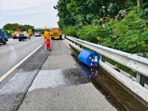 一輛裝載化學物品貨車行經國道1號民雄路段自撞，導致氫氧化鉀洩漏／警方提供