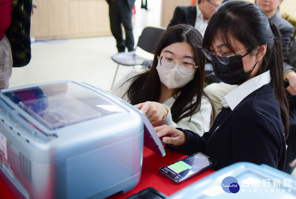 中原大學擁有全台最完整的量子電腦設備，可在室溫下進行計算，比傳統更方便。