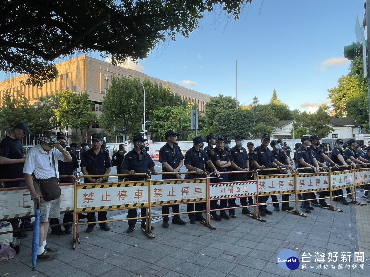 台北地方法院5日下午進行第2次的柯文哲聲押庭，警方在北院周邊拉出管制區域避免民眾衝突。（圖／台灣好新聞編輯部拍攝）