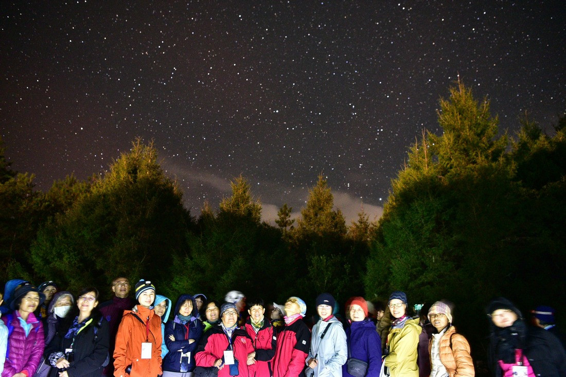 學員們歡喜的和塔塔加夜空繁星點點合影實況。（圖/玉管處提供）