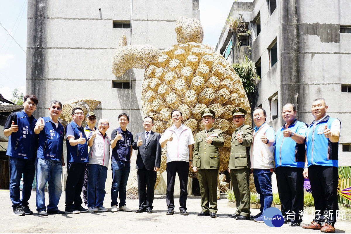 與會貴賓於憲光二村地景「龜吉拉」前合影。