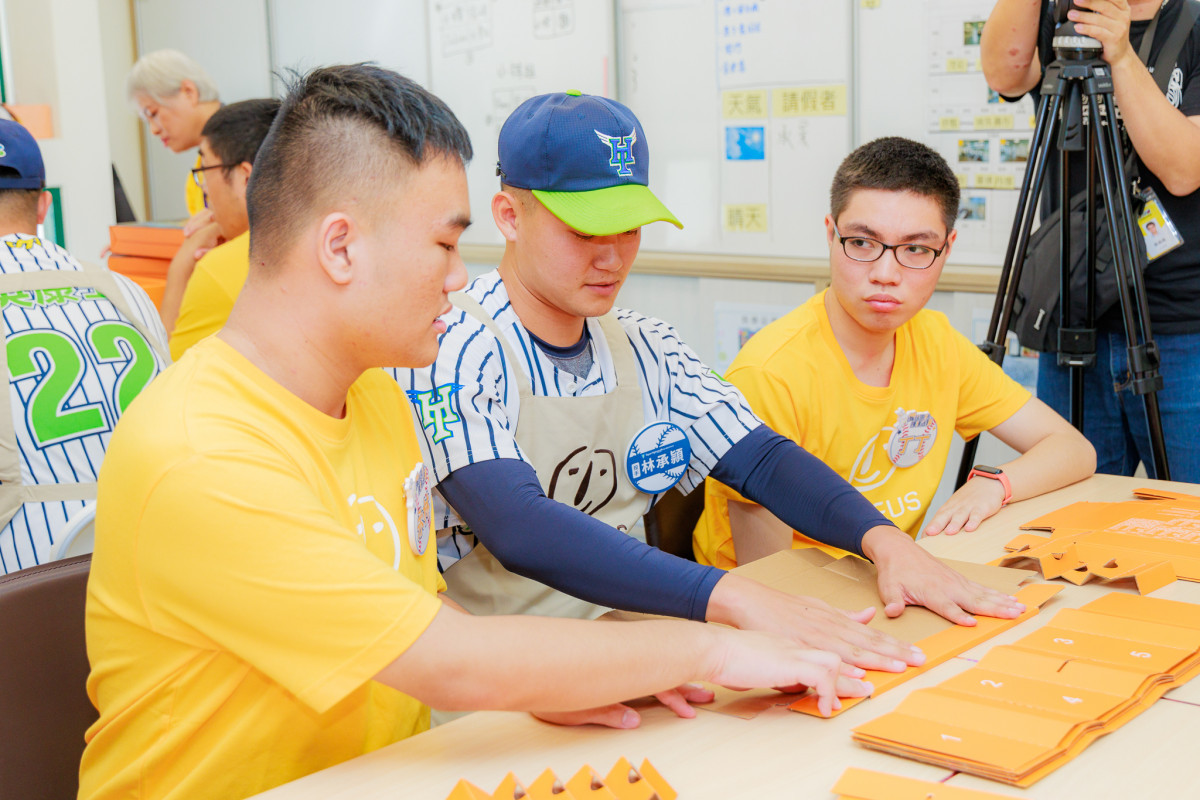 愛伴中秋挺憨兒　臺北興富發棒球員實習小幫手、揮棒送暖 台灣好新聞 第5張