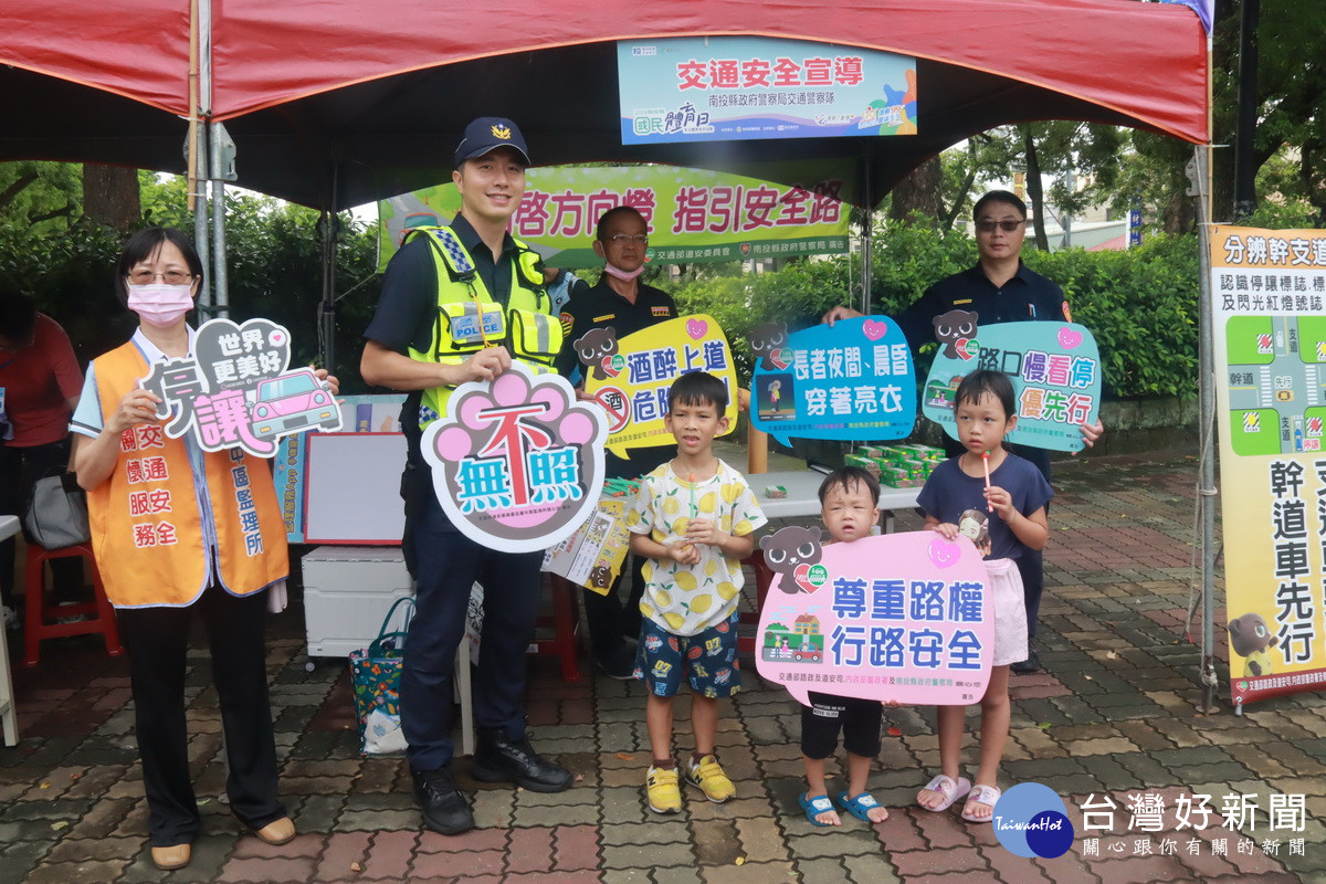 交通安全宣導對小朋友建立正確觀念。（記者扶小萍攝）