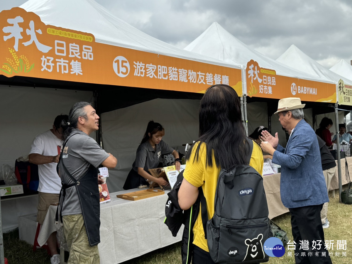 微型創業鳳凰攤位吸引大批民眾購買，地方美食與特色商品。