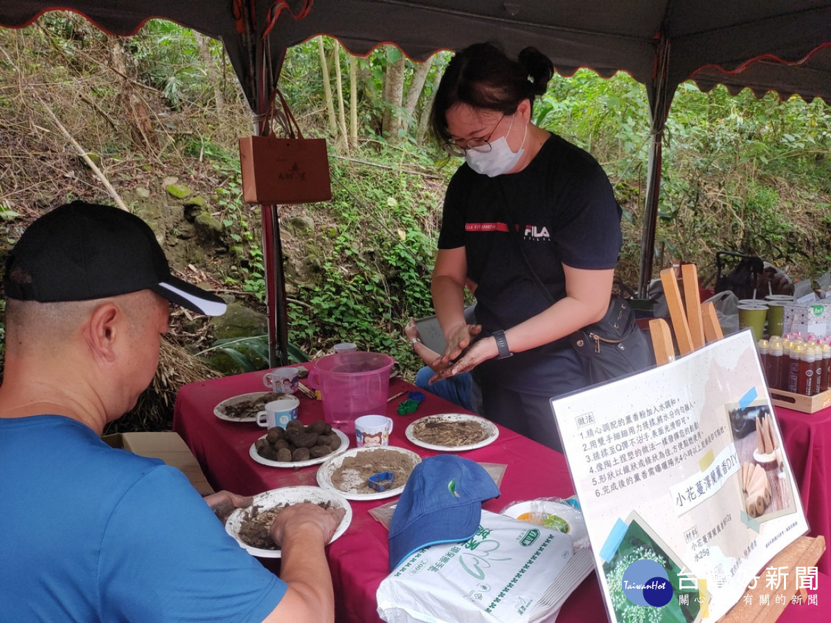 小花蔓澤蘭薰香DIY。（記者吳素珍攝）