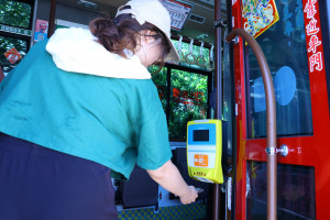 嘉義市電動公車自113年9月起，全面升級QR code掃描功能的「行動支付」驗票車機/嘉義市府提供