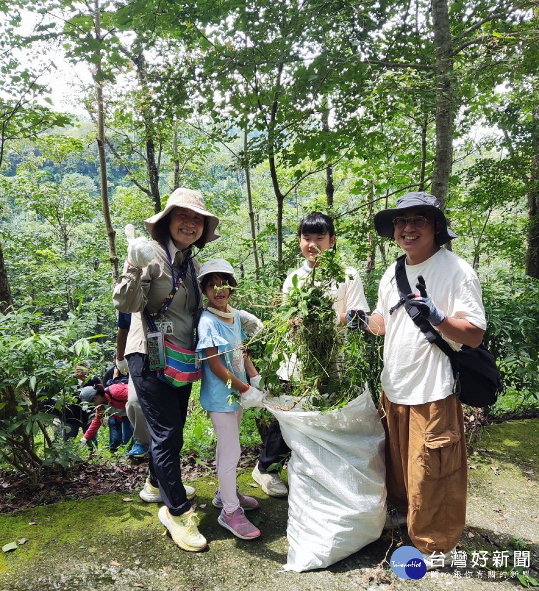 參與民眾展示清除成果。（圖/東勢林場遊樂區）