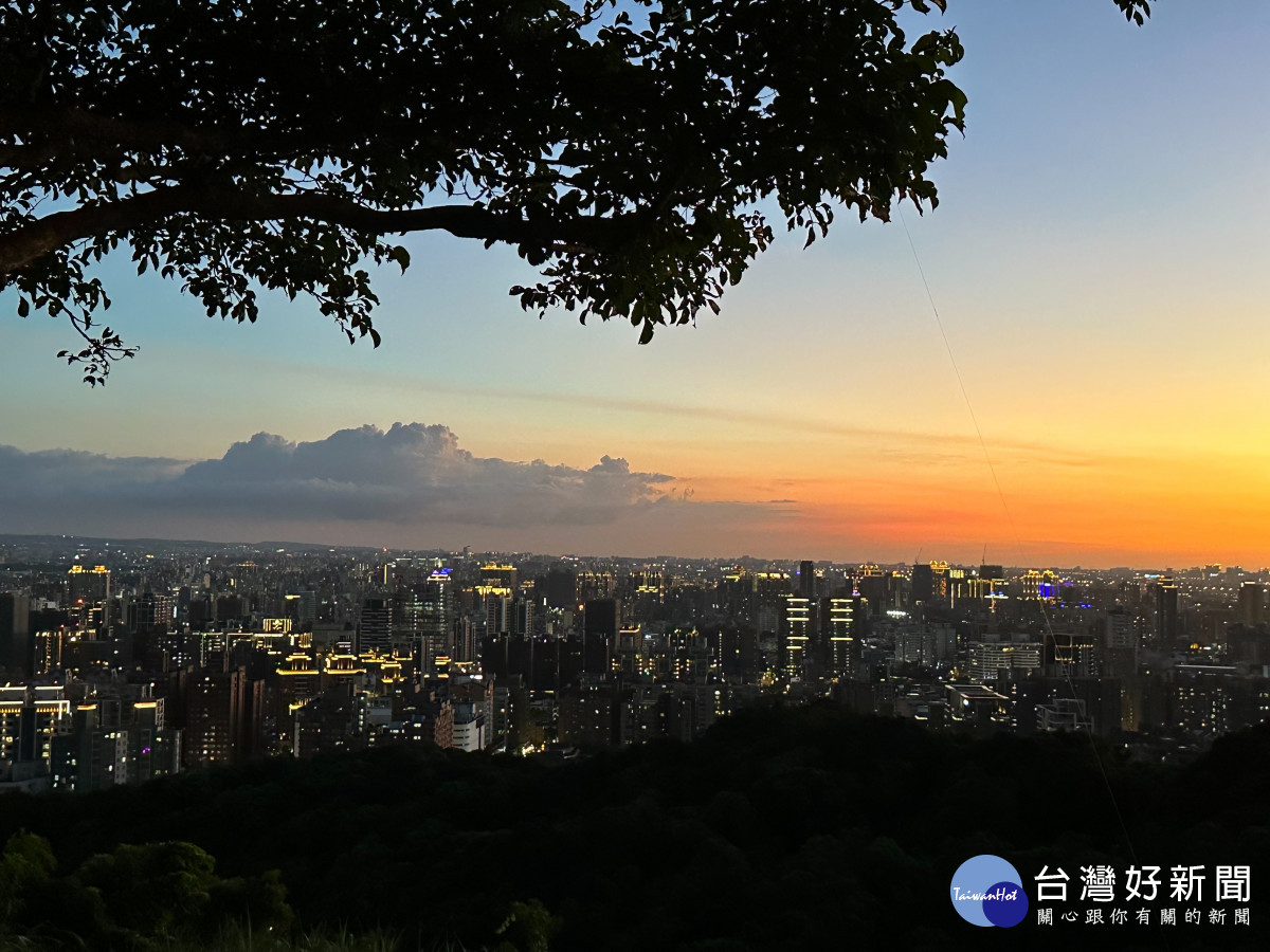 桃園市環保局推薦民眾可前往空品淨化區賞月無煙野餐，到戶外欣賞皎潔明月。<br />
