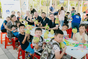 允能歐洲與台灣專案團隊與上百位社區鄉親，一同開心彩繪斗六文旦／天豐新能源股份有限公司提供