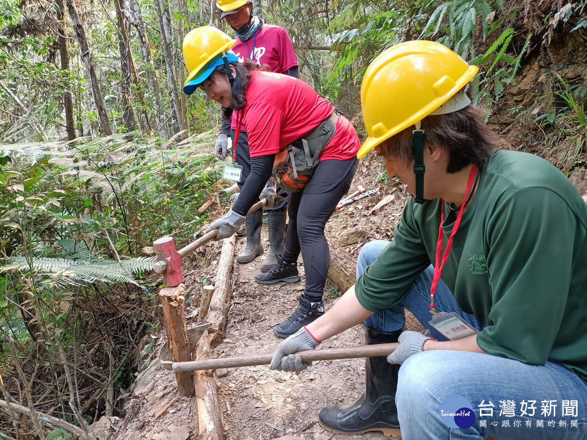 中租志工體驗手作步道，手作步道須大家一起合作才能完成。（圖/南投分署提供）<br /><br />
<br /><br />
