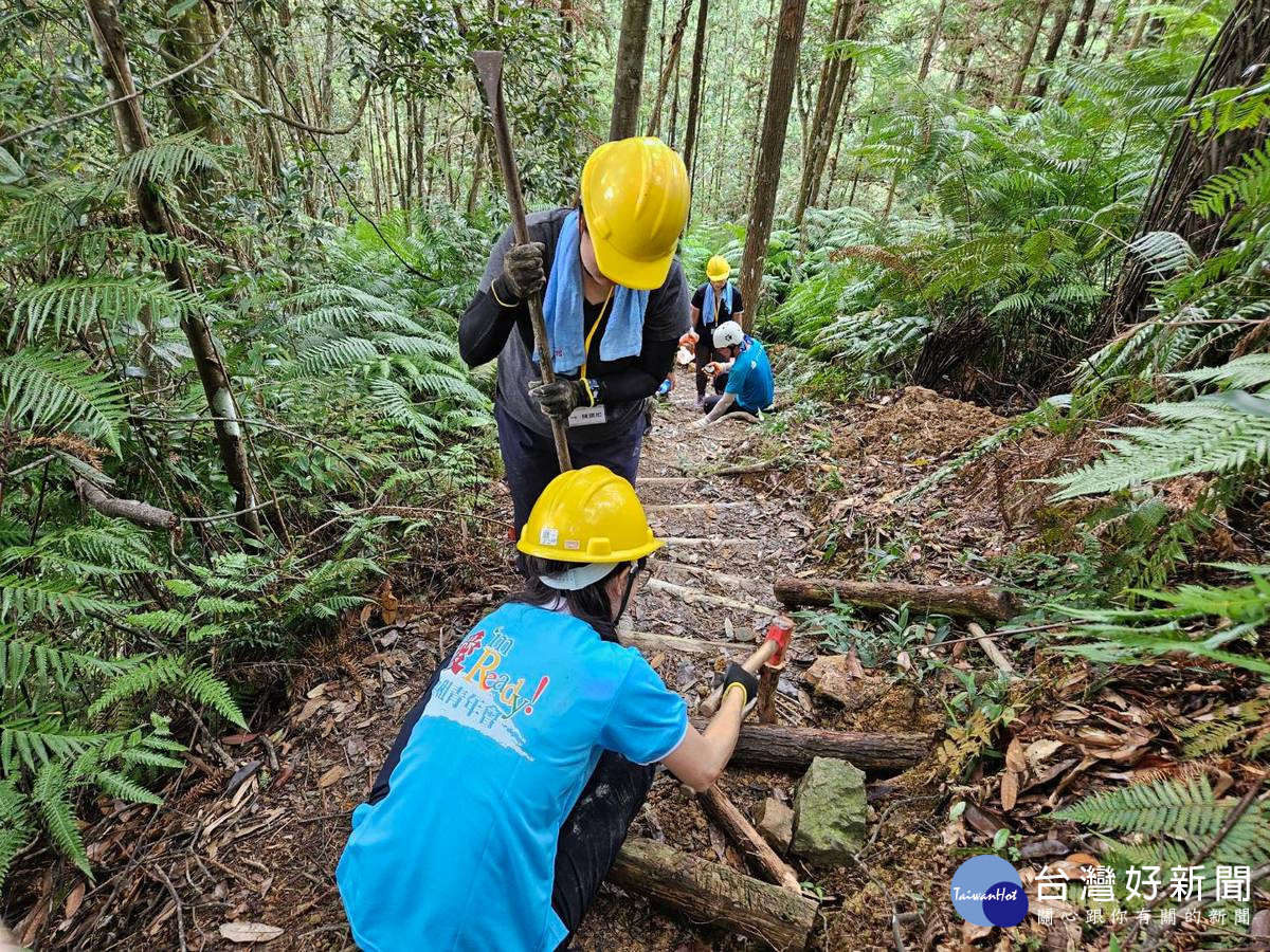 段木製成踏階護面需再進行固定工作。（圖/南投分署提供）