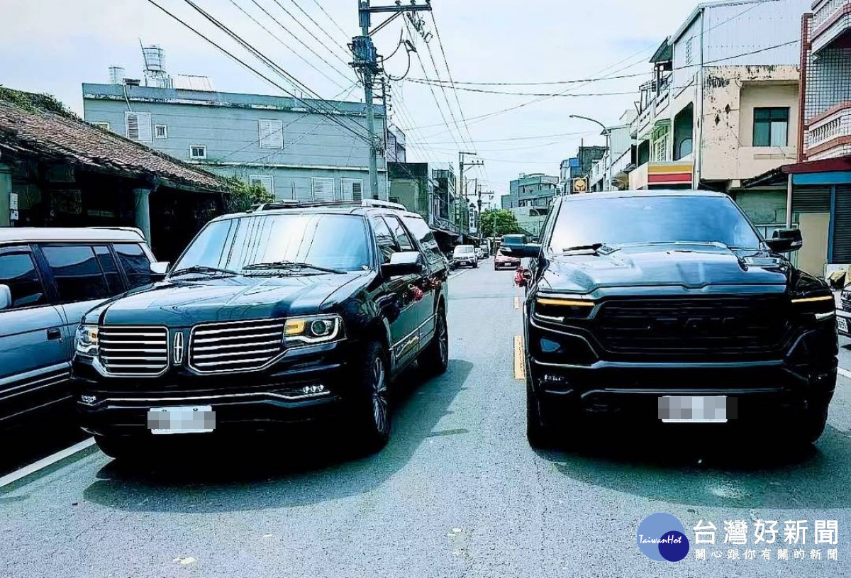 迎娶隊伍由兩輛美系車打頭陣。(圖／玄尚會行善團執行長游凱鴻提供)