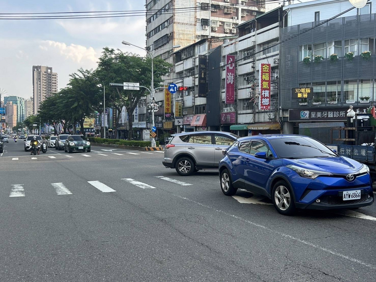 中清路一段、德化街口，因號誌不連續，導致車輛綠燈卡在路口。