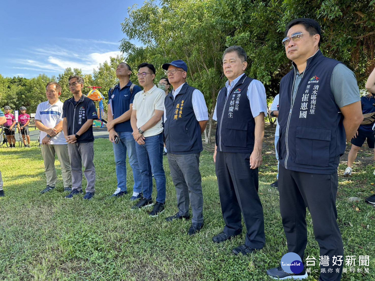 台中市議長張清照與立法院副院長江啟臣實勘清水體四用地，爭取興建自由車室內場館。