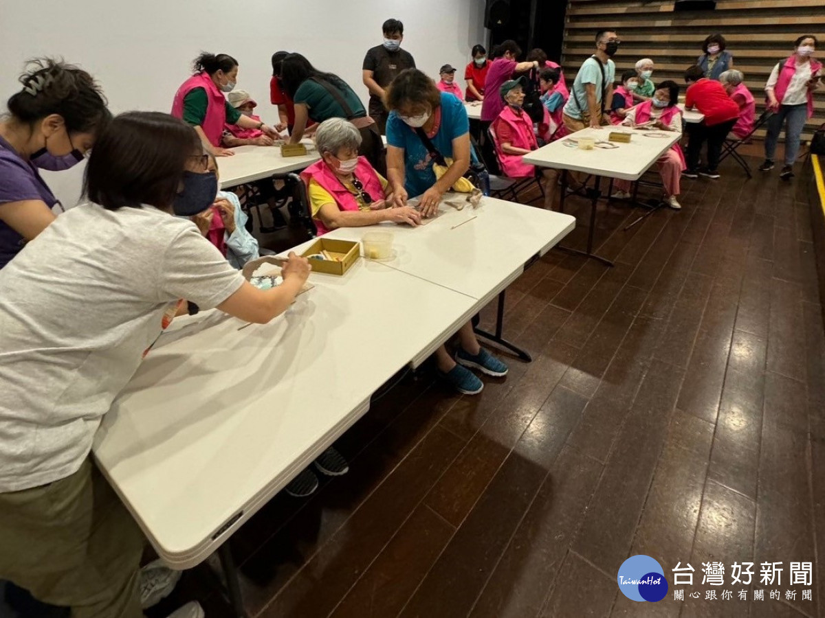 板橋榮家關愛失智長輩　鶯歌陶瓷博物館迎來溫馨微旅行 台灣好新聞 第3張