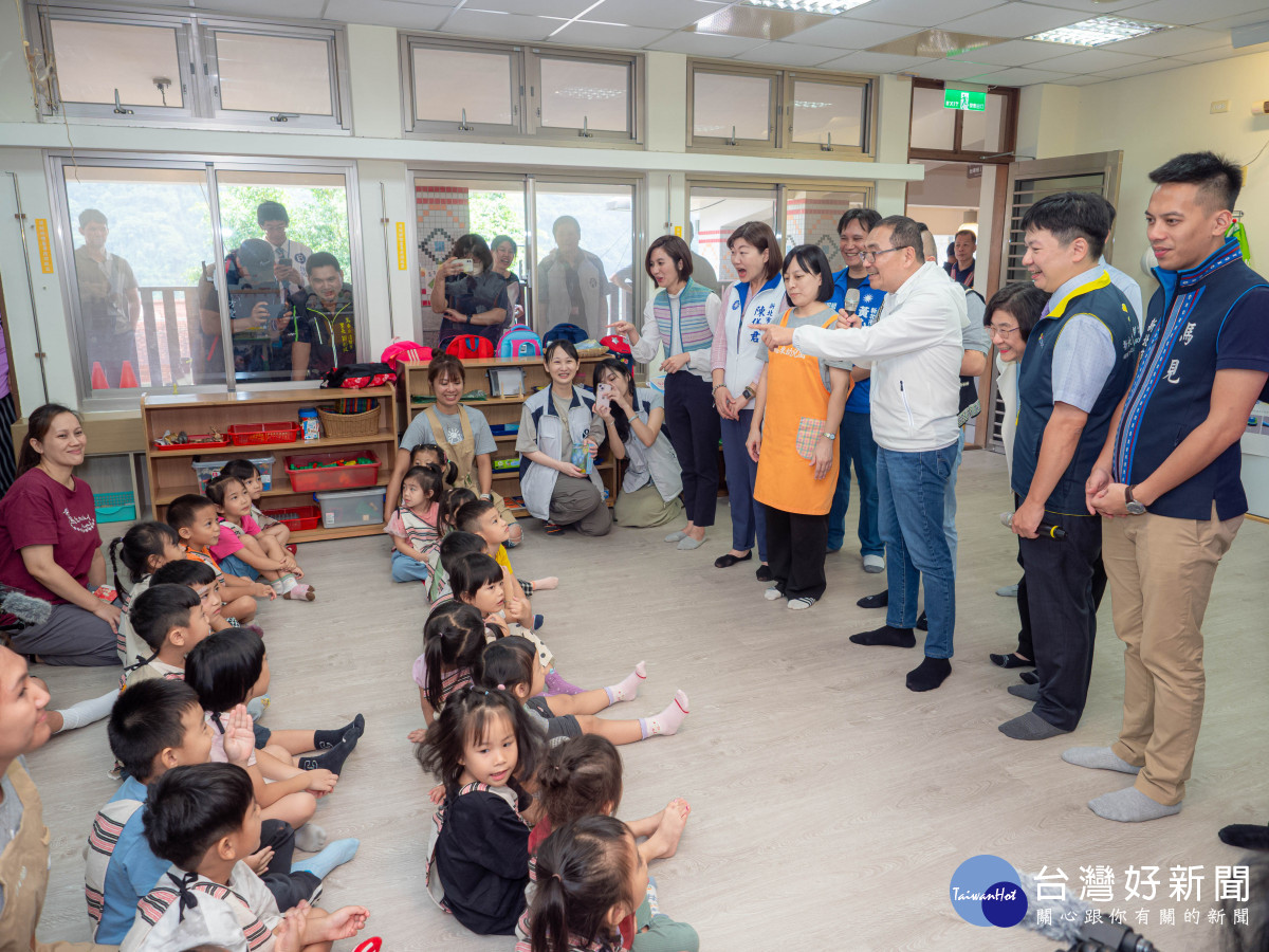 市長到烏來幼兒園與小朋友互動，讓孩子知道口腔照護的重要性