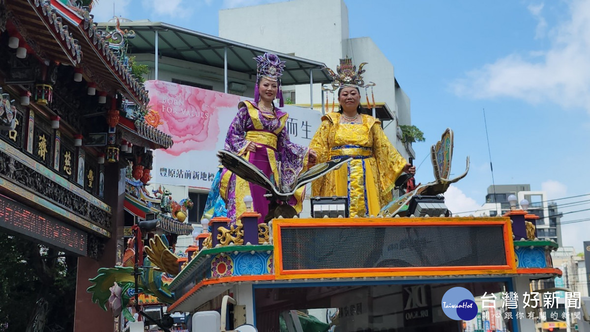 慈濟宮出動真人藝閣花車，參與台中國際踩街嘉年華活動。