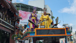 慈濟宮出動真人藝閣花車，參與台中國際踩街嘉年華活動。