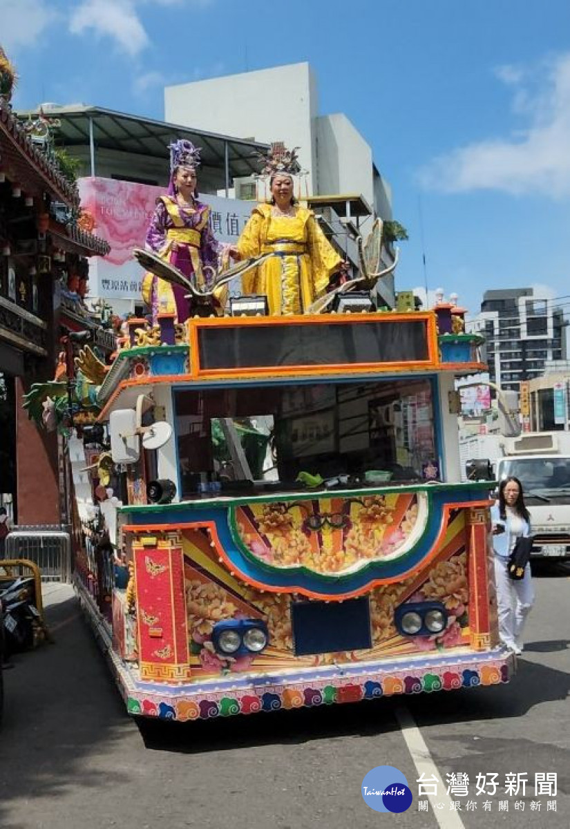 慈濟宮出動真人藝閣花車，參與台中國際踩街嘉年華活動。