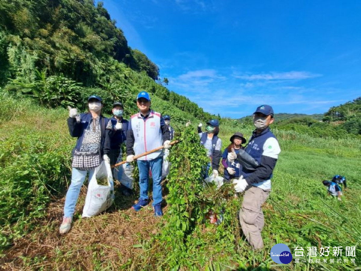 桃園市政府農業局今年首度與民間團體合作，辦理「除蔓樂活、永續森活」桃園除蔓日活動。<br />
