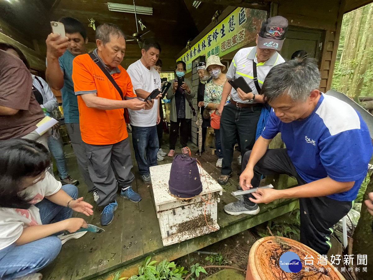 南投分署帶領族人前往新竹縣關西鎮實地瞭解臺灣野蜂的飼養及銷售管道。（圖/林業保育署南投分署提供）