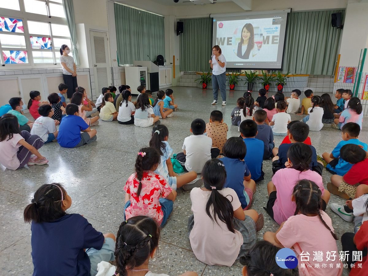 學生從一顆雞蛋和籠飼母雞故事中認識食物轉型。圖／福德國小提供