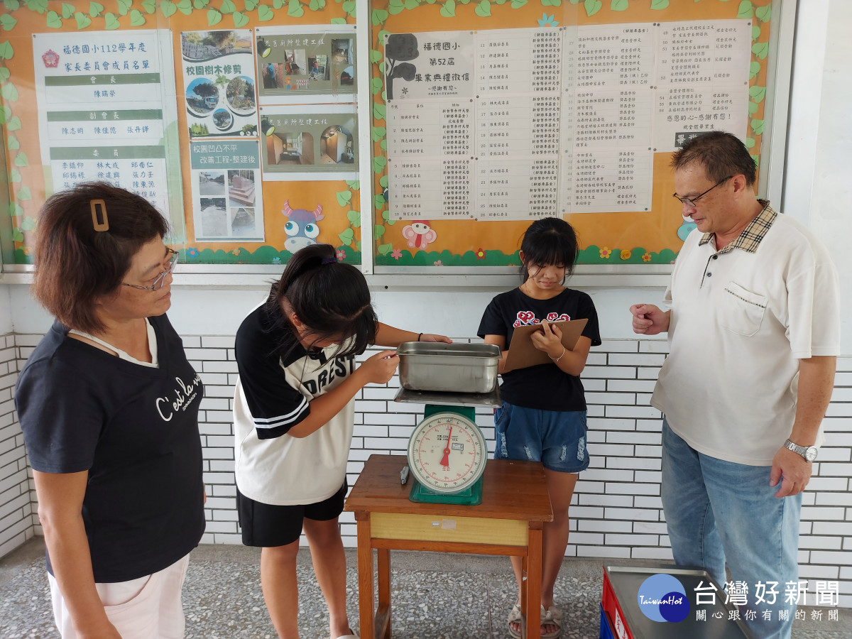 學生在每日用餐後記錄學校每班午餐剩食情形。圖／福德國小提供