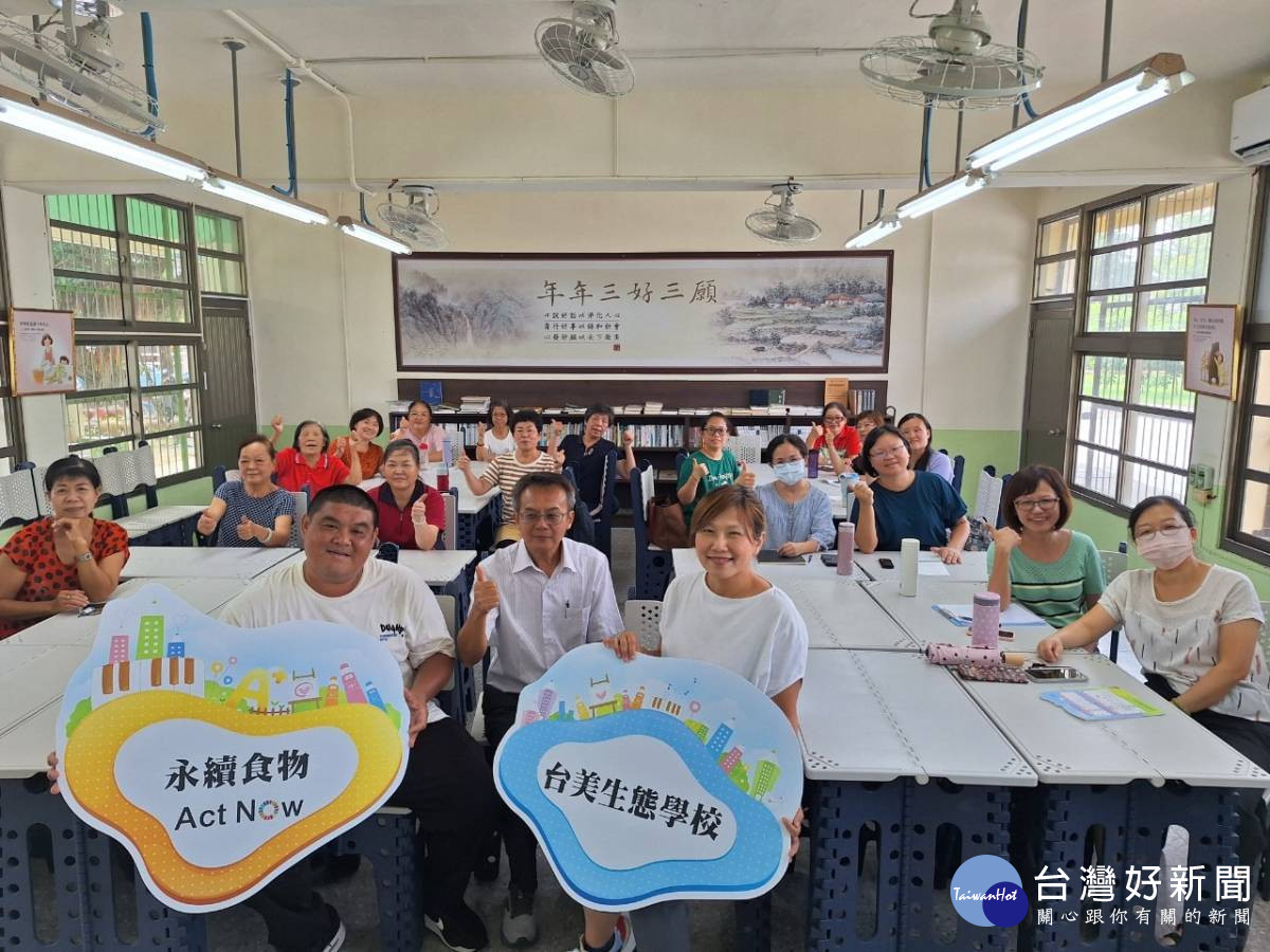 蘇小真執行長鼓勵學校從營養午餐改變開始做起友善畜牧愛護動物及尊重生命。圖／福德國小提供