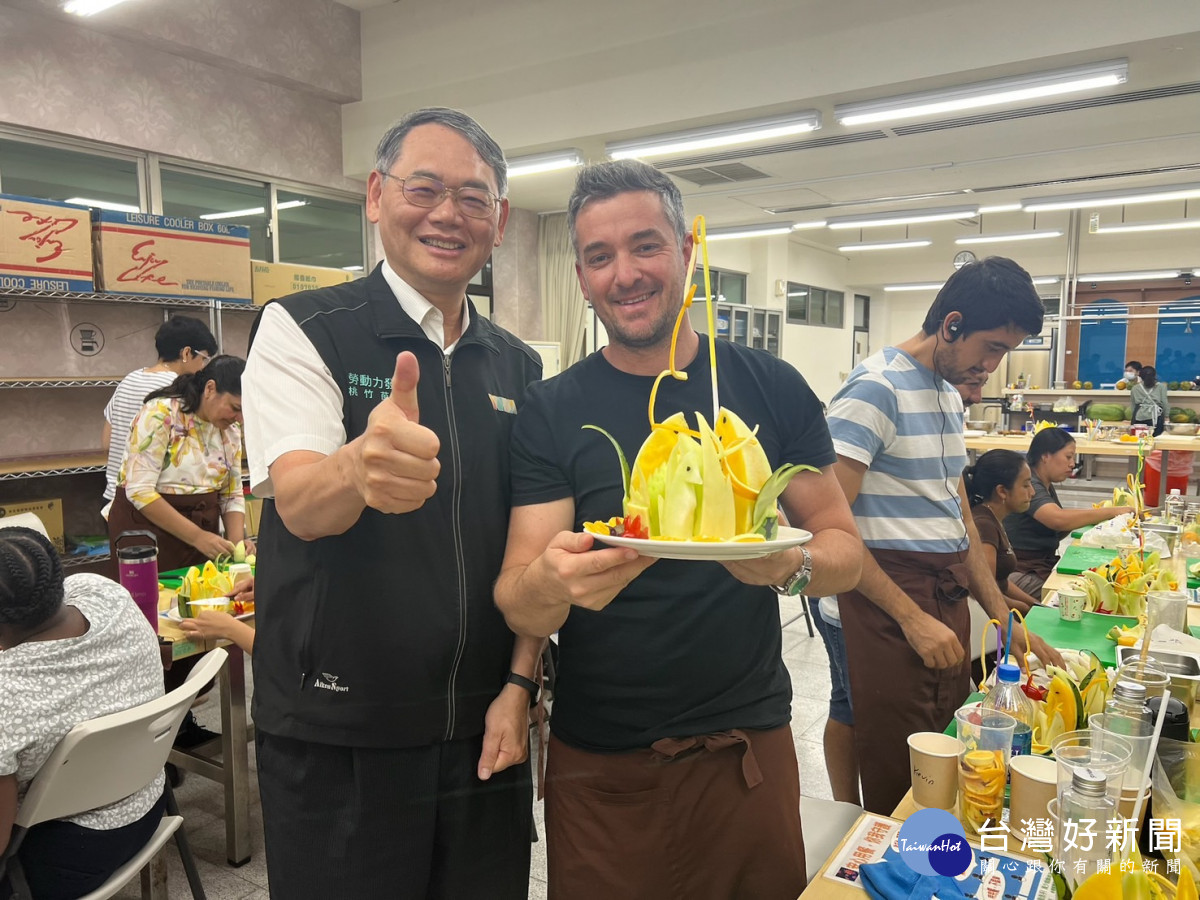 賴家仁分署長（左）大讚友邦及友好國家學員的果雕實習成果。