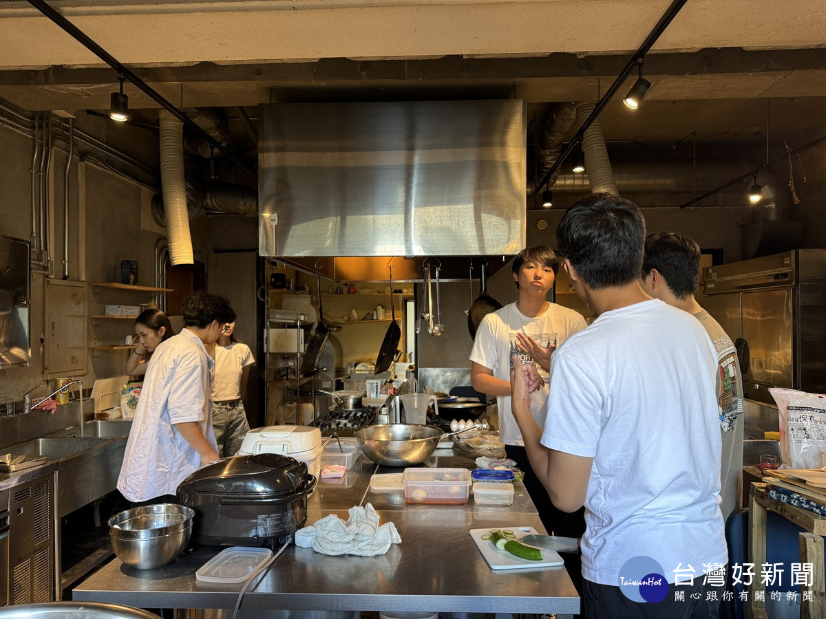 中原學生就地取材，用當地食材製作經典美食分享台灣飲食文化。。