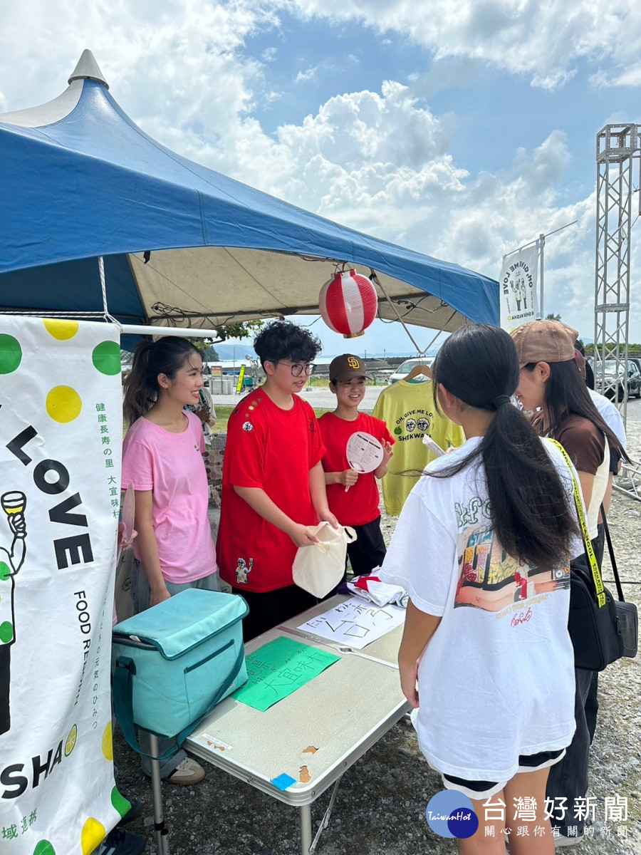 中原學生在祭典活動舉辦台日交流小遊戲，並擺攤與居民交流。