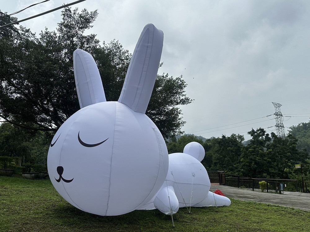 東勢林場增添秋節氣氛，在園區內裝置的大型兔兔公仔，增添遊園趣味。（圖/東勢林場遊樂區）