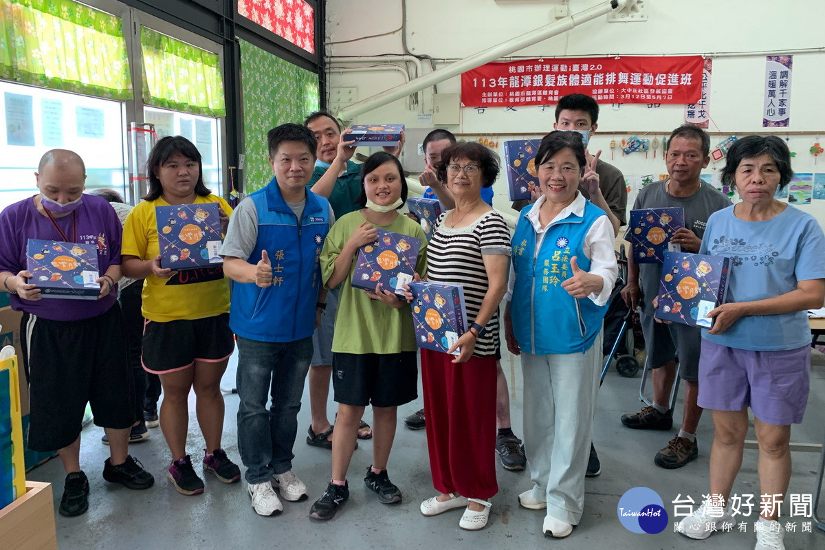 關懷身障及弱勢家庭，國民黨致贈月餅禮盒予身障機構。