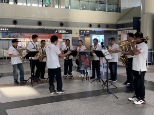 「牧童樂團」特別選在中秋節前夕，在高鐵嘉義站快閃演出多首浪漫、輕快樂曲／陳致愷翻攝