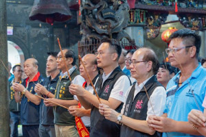 蘇副市長與貴賓們參香祈福。