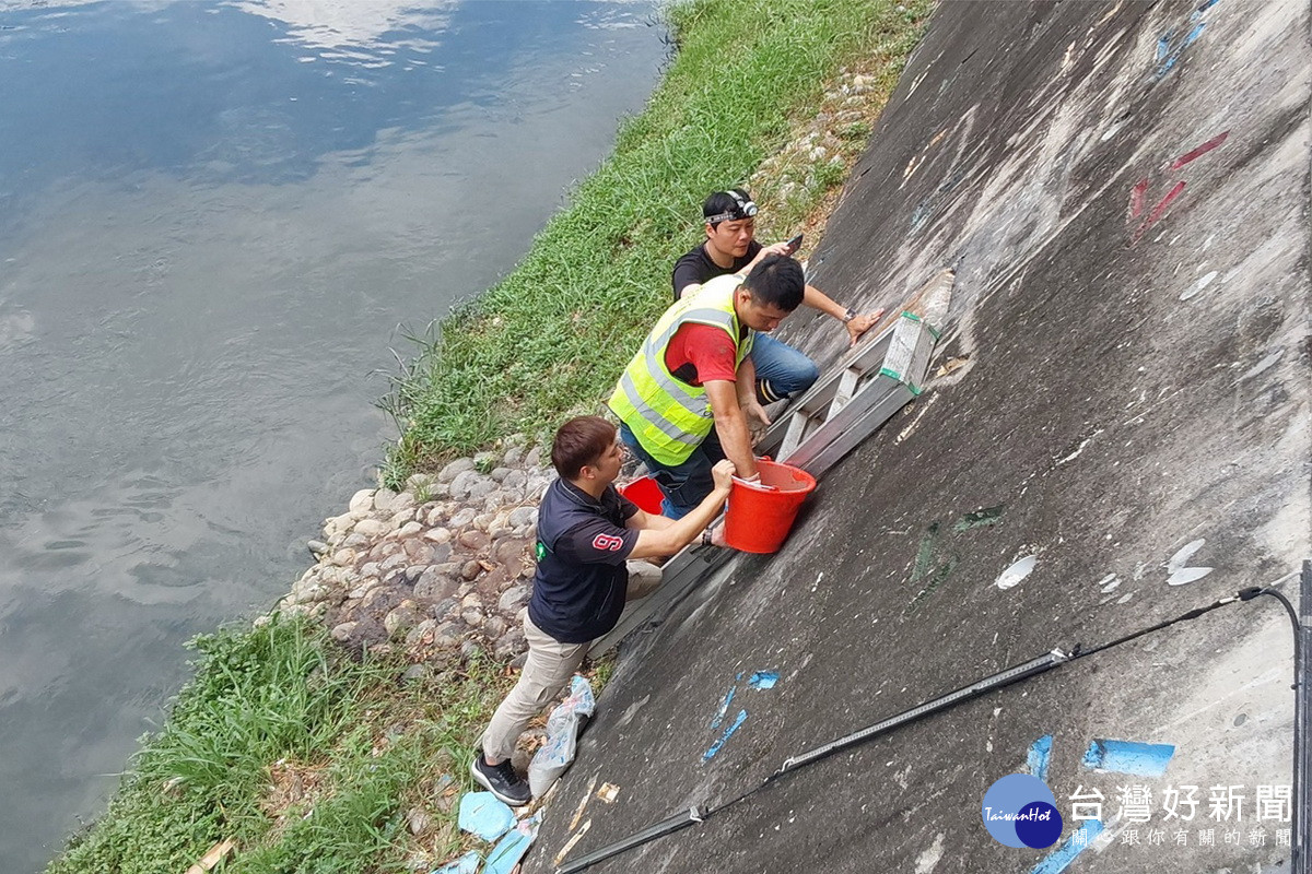 團膳業者排污嚴重污染南崁溪遭查獲，桃園市政府環保局祭鐵腕裁處停工。