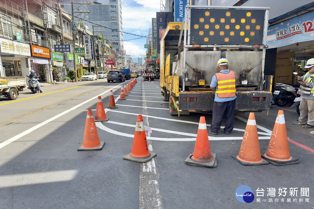 市府捷運工程局委請廠商進行槽化線補繪。