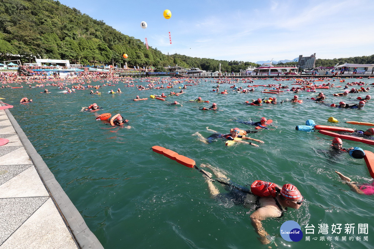 每年泳渡都需動員水上安全維護、交通、醫護等單位共同執行。（縣府提供）