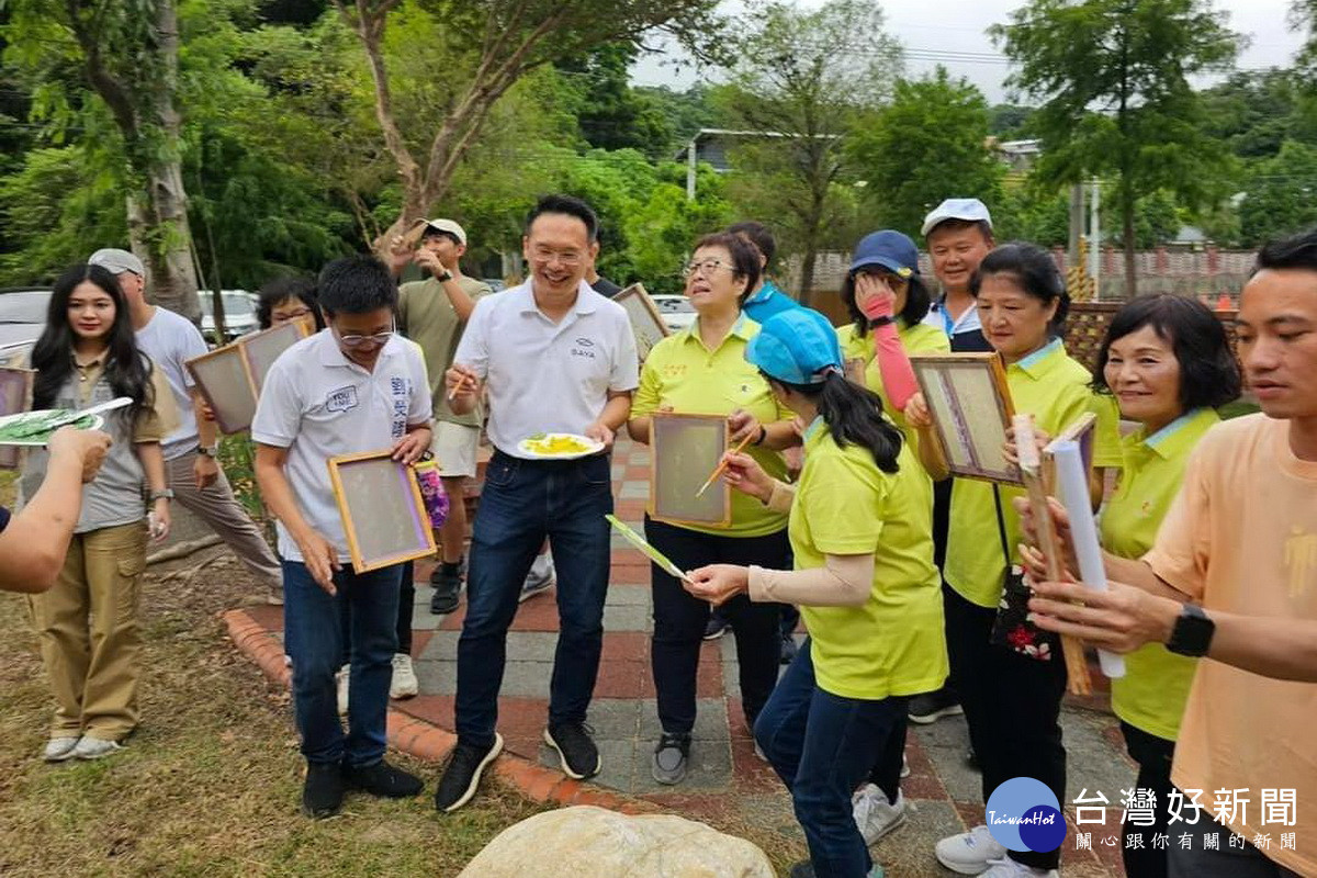 桃園市副市長蘇俊賓於大北坑休閒農業區，與日本藝術家及在地民眾進行大幅農村地景看板作品共創。